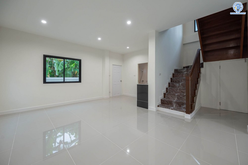 บ้านมือสองตกแต่งใหม่ โครงการ บุรีรมย์ วัดพระเงิน เนื้อที่ 36.3 ตร.ว. ฟังก์ชัน 3 ห้องนอน 2 ห้องน้ำ 1 ที่จอดรถ พื้นที่ใช้สอยกว้างขวาง เดินทางสะดวกสบาย บนทำเลเชื่อมต่อถนนกาญจนาภิเษก ใกล้เซ็นทรัลเวสต์เกต โครงการรถไฟฟ้าสายสีม่วง "สถานีตลาดบางใหญ่" และทางด่วน "ศรีรัช"